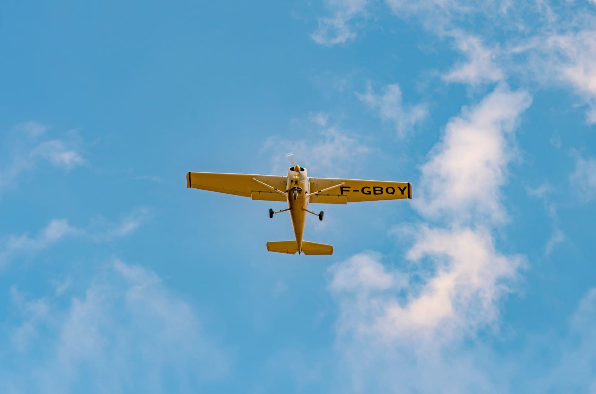 Cessna 152 F-GBQY vu de dessous en plein ciel, immatriculation lisible sous l'aile