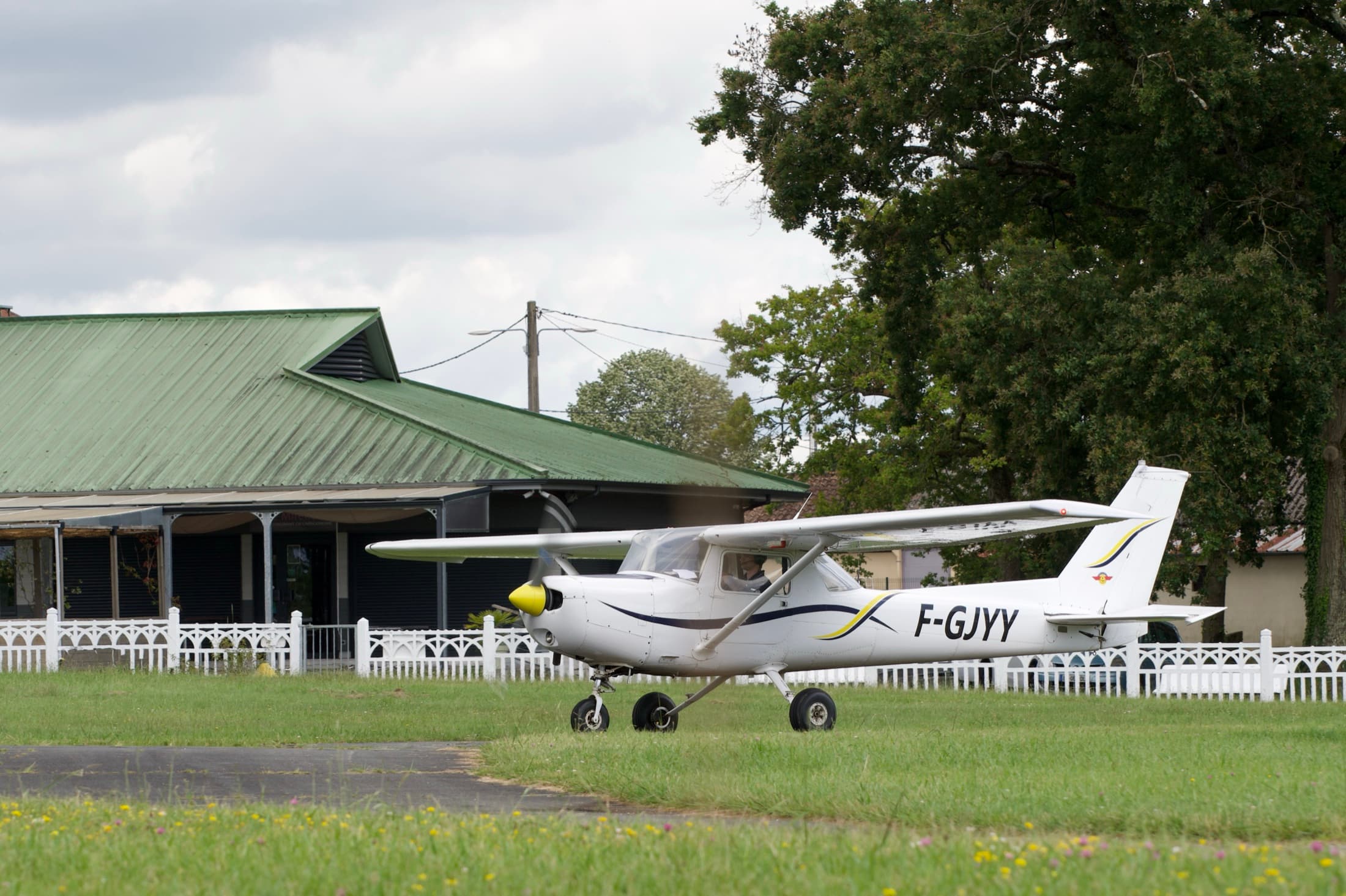 Cessna 152 F-GJYY au sol devant le club-house