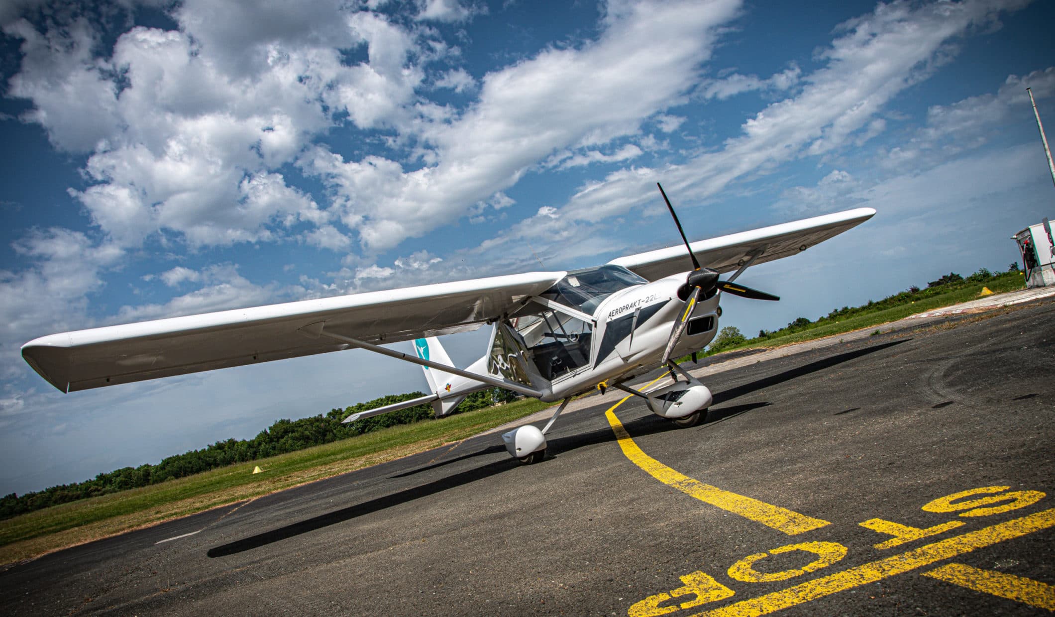 ULM Aeroprakt A22LS au sol sur le tarmac, ciel dégagé