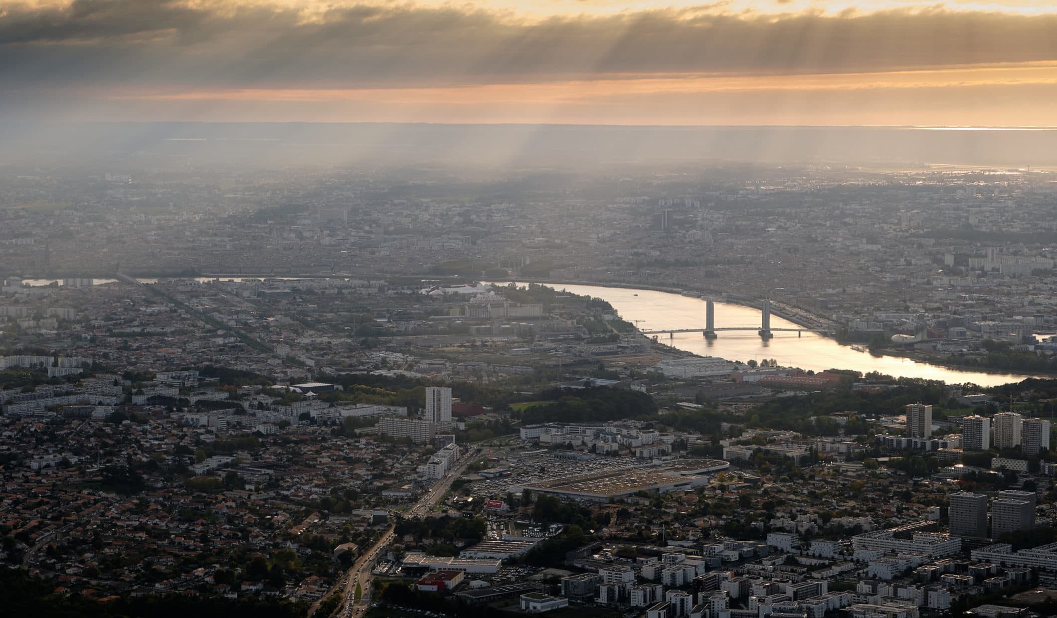 Vue aérienne de Bordeaux et de la Garonne, ciel embrasé par le coucher du soleil