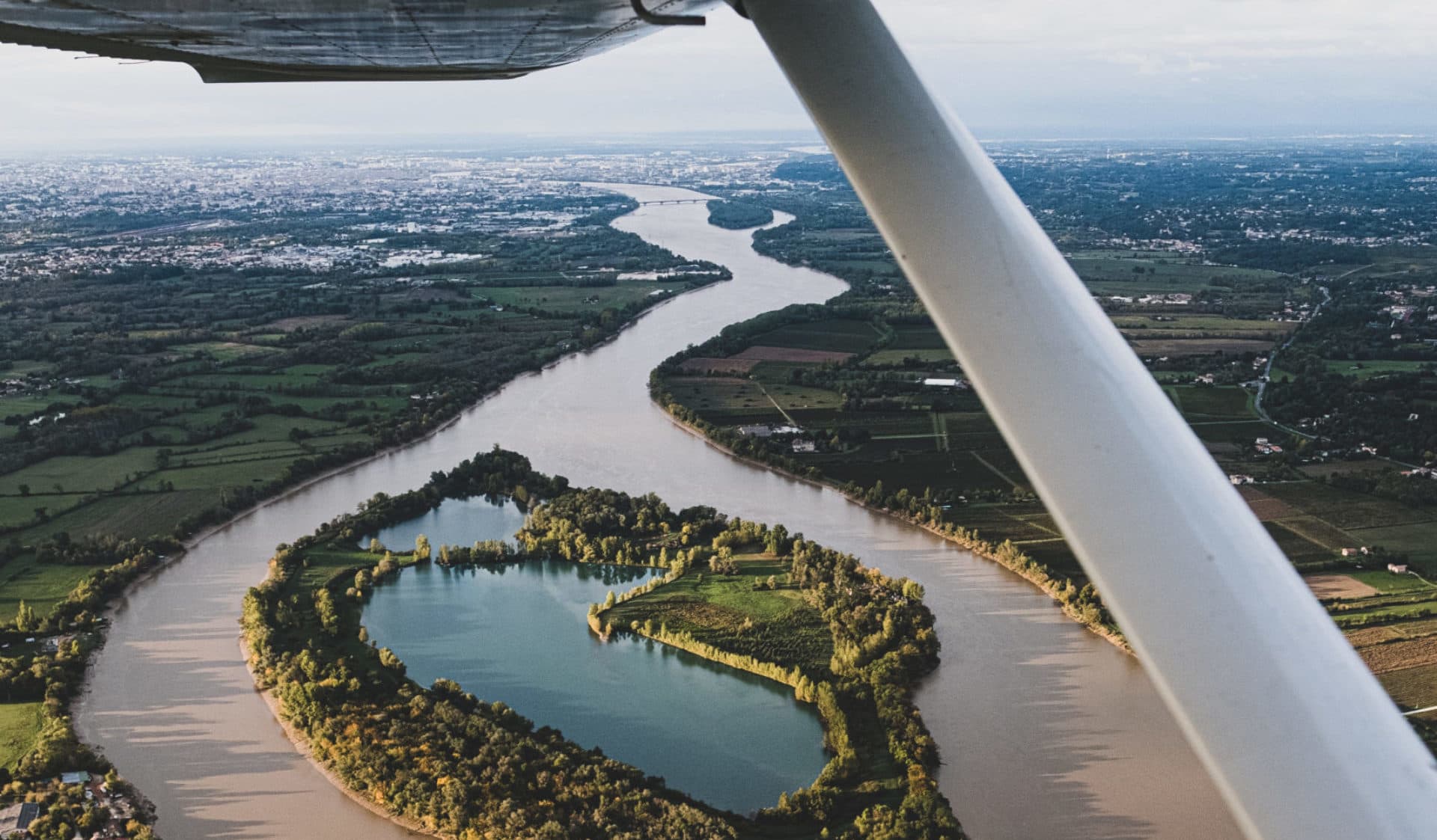 Méandre de la Garonne vu du ciel, entre vignobles et îles boisées
