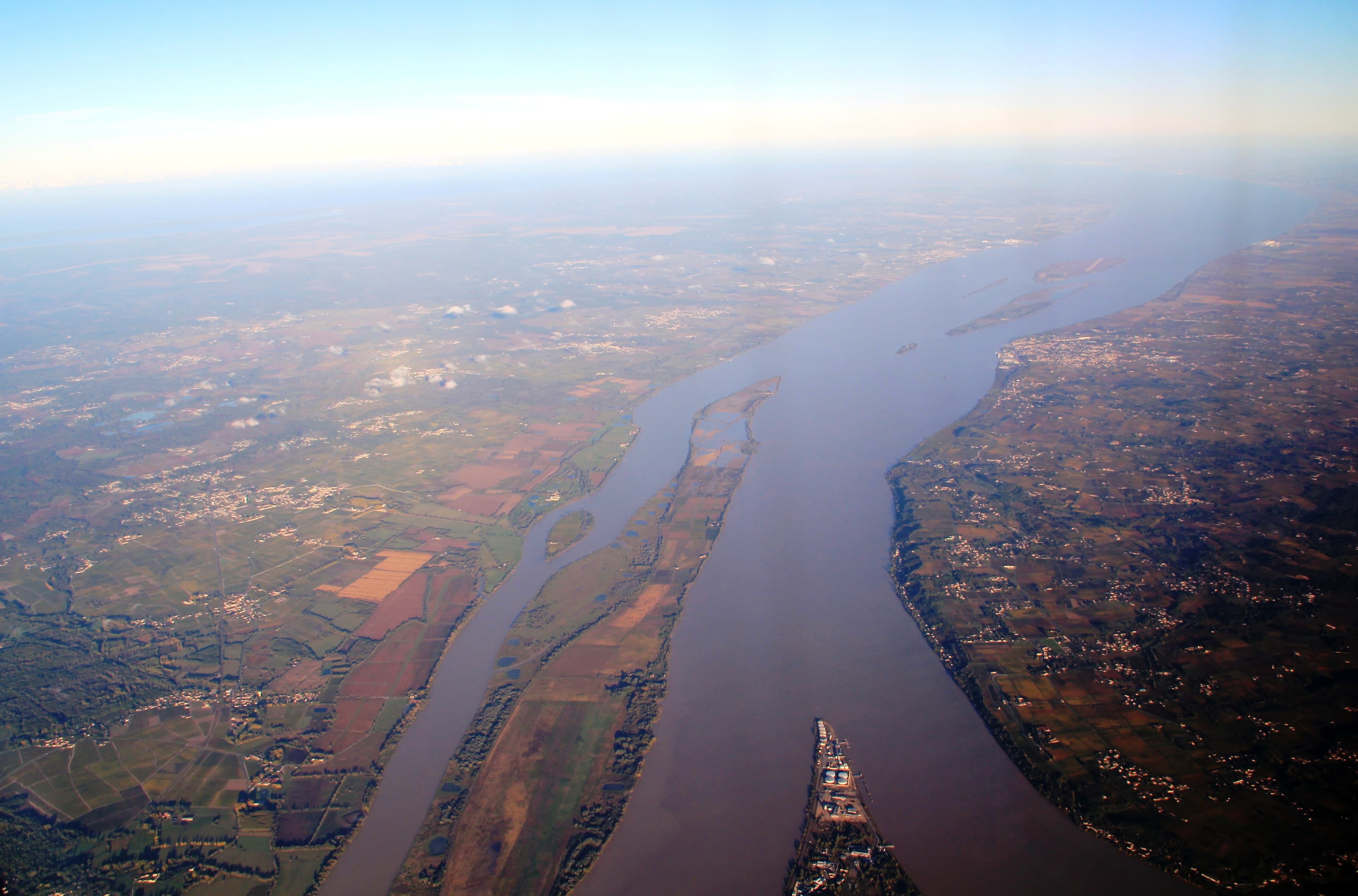 Vue aérienne de l'estuaire de la Gironde, à la confluence de la Garonne et de la Dordogne