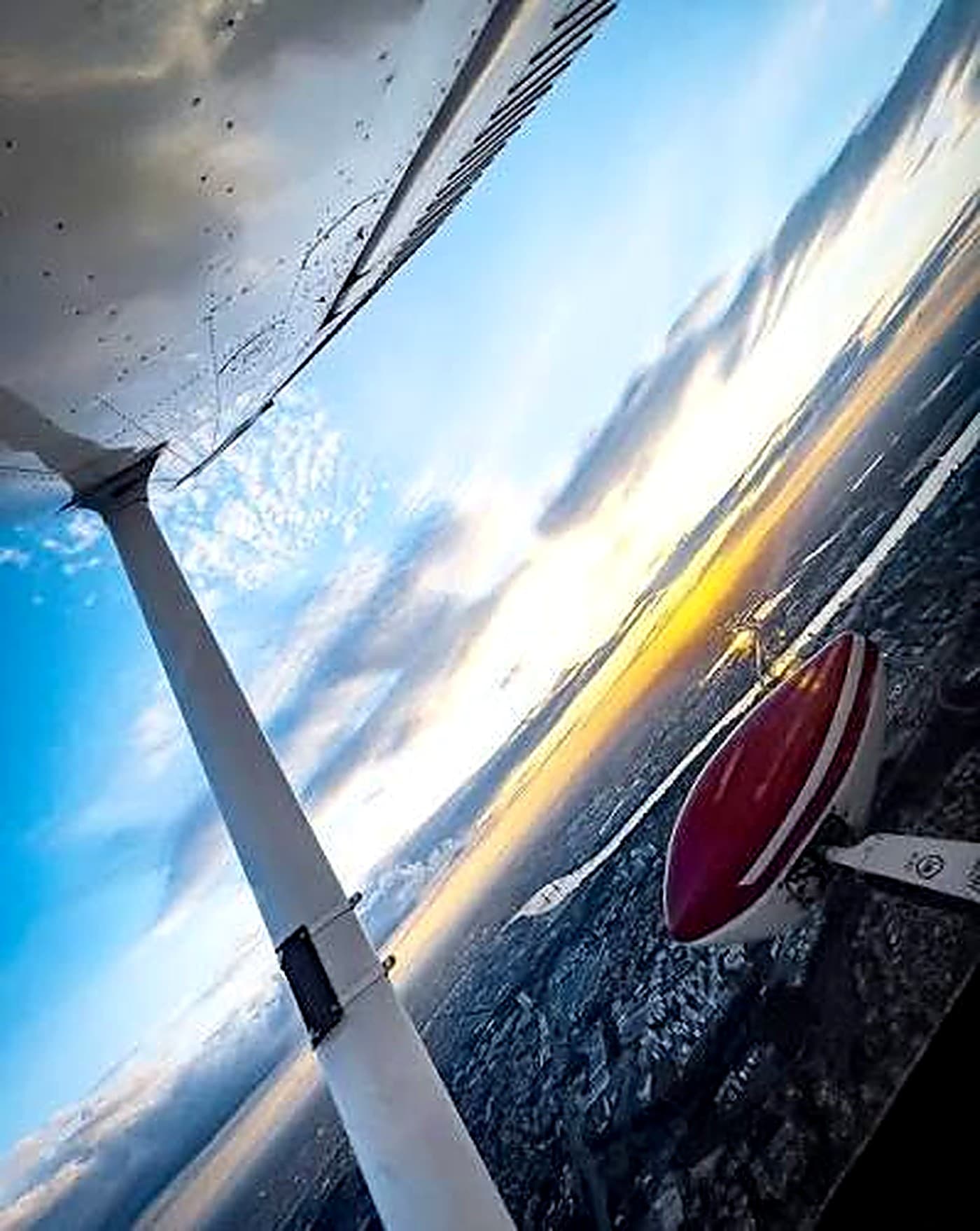 Vue depuis l'aile d'un avion du club au coucher du soleil