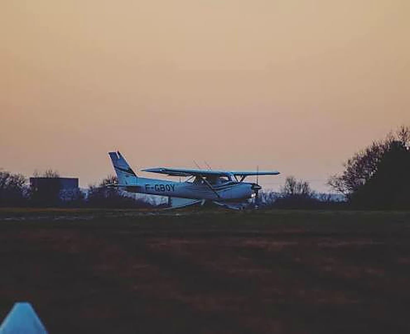 Cessna 152 F-GBQY au sol sur le terrain d'Yvrac, au coucher du soleil