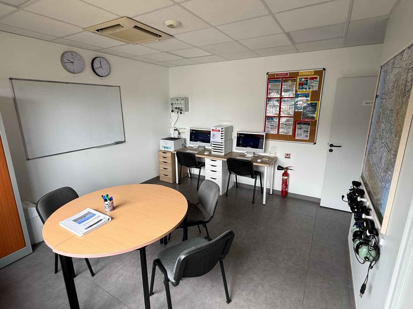 Secrétariat du BYAC avec postes de travail et tableau blanc